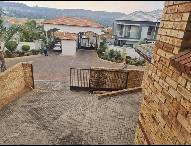 3 BEDROOM FREEHOLD TO LET IN RADIOKOP